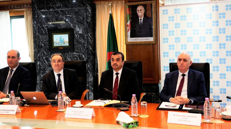 L&rsquo;OPEP+ le gel de la hausse de la production de pétrole : Faire face aux incertitudes économiques mondiales