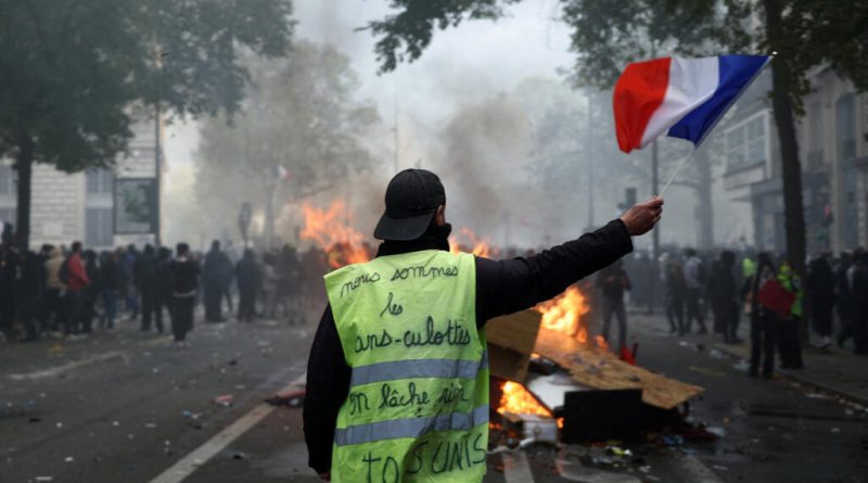 Lycéens, Gilets jaunes et syndicalistes investissent les rues contre la vie chère en France : La Ve République vacille !